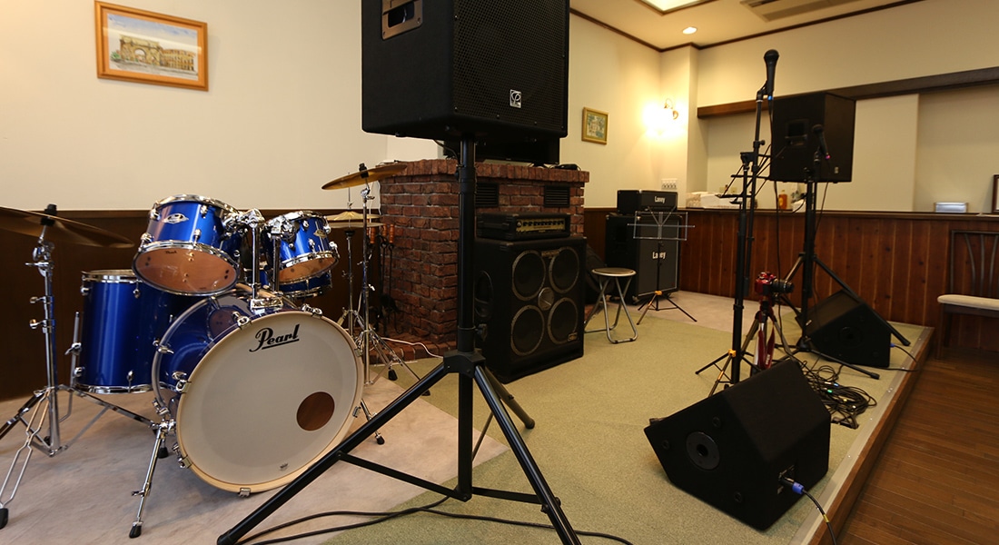 充実した楽器と、音響設備を兼ね備えた演奏ステージ。